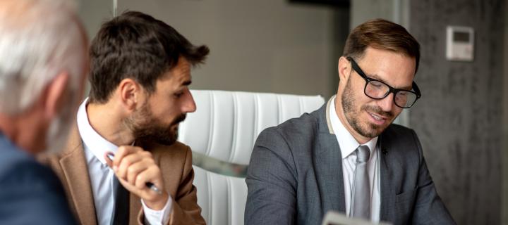 3 zakenmannen in gesprek op kantoor