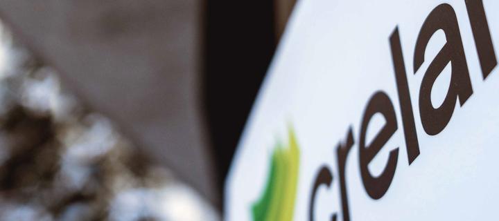 Crelan-vermelding met logo op een witte banner