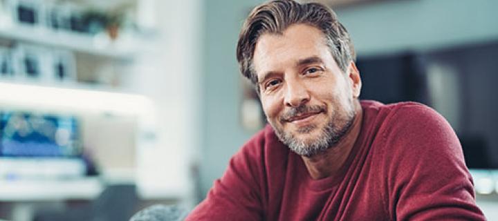 Man met baard en rode trui