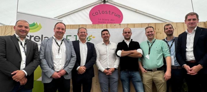 Groepsfoto van een aantal aanwezigen met Crelan-directeur