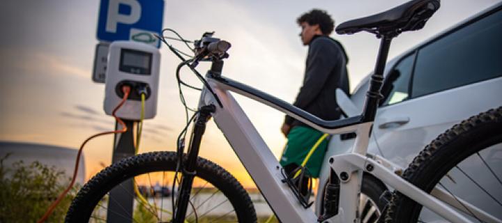 Man laadt zijn fiets op aan een laadpaal