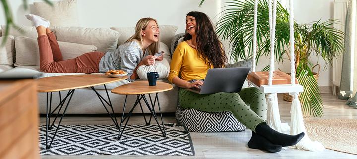 2 vriendinnen lachend in hun salon