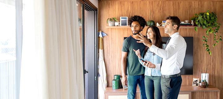 Makelaar toont het appartement aan een geïnteresseerd koppel