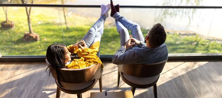 Koppel genietend van het zonnetje op hun terras