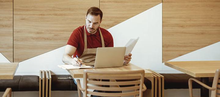 Een vakman becijfert zijn plannen