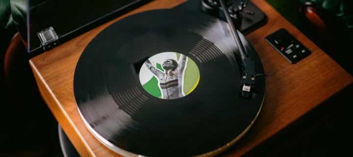Platenspeler speelt een LP met foto van Sanne Cant in het midden