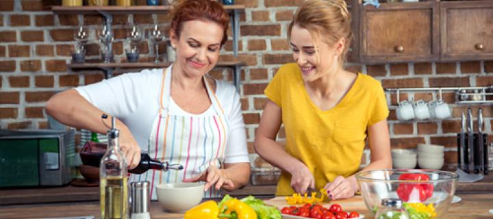 Moeder en dochter bereiden samen een slaatje in de keuken