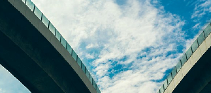 2 hoge bruggen bij bewolkt weer