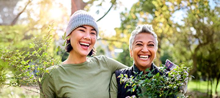 Moeder en dochter genietend van de planten