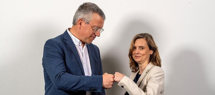 Tiny en Pieter geven een vuistje