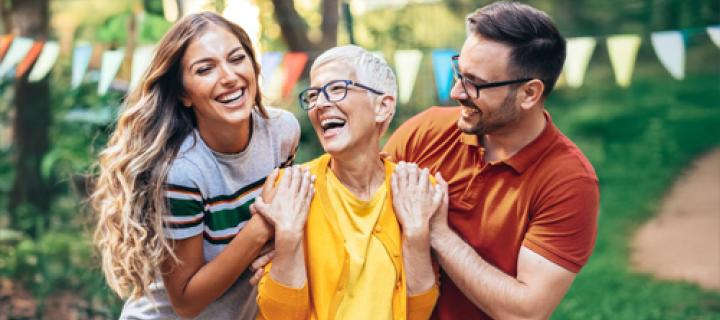 Gepensioneerde dame lachend met haar 2 kinderen
