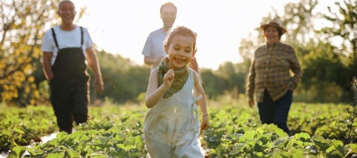 Jong meisje spelend op het veld
