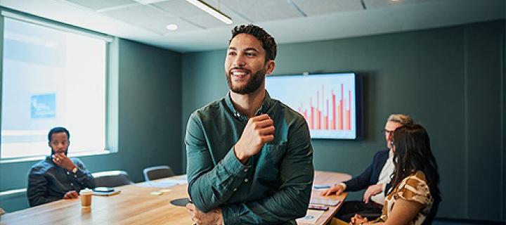 Jongeman geeft een presentatie aan zijn collega's