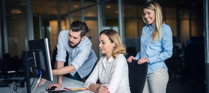 Man geeft aanwijzingen op beeldscherm aan 2 collega's