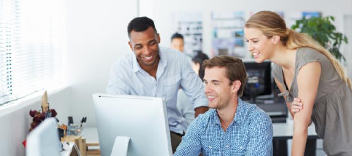 3 collègues en consultation au bureau