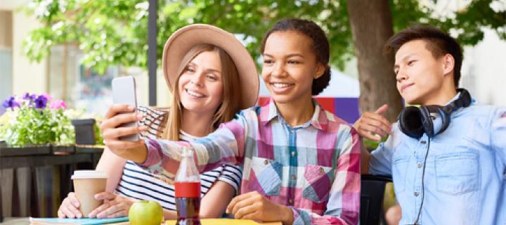 3 scholieren nemen een selfie tijdens hun middagpauze