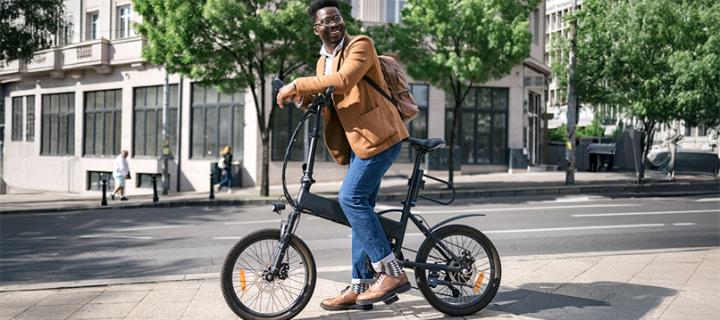 Een man op zijn fiets kijkt gelukkig in het rond 