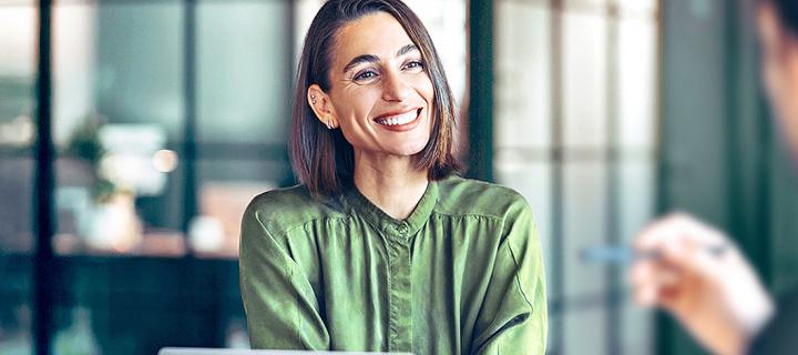 Une femme d'affaires satisfaite discutant au bureau