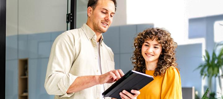 Un jeune couple vérifie ses dépenses sur une tablette