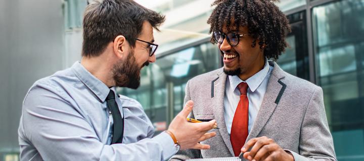 2 hommes d'affaires discutent joyeusement de leurs affaires