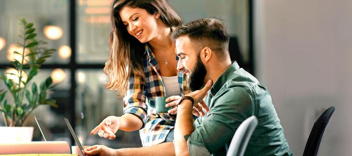 Un couple regarde ses dépenses sur un ordinateur portable