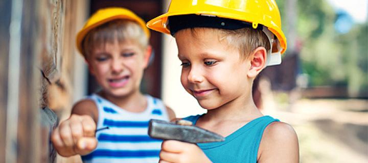 2 jongens met een veiligheidshelm op