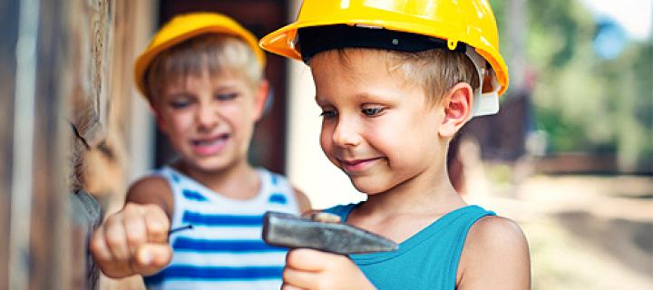 2 garçons portant des casques de sécurité