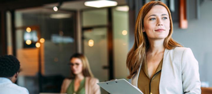Une femme d'affaires rêvasse un instant au bureau