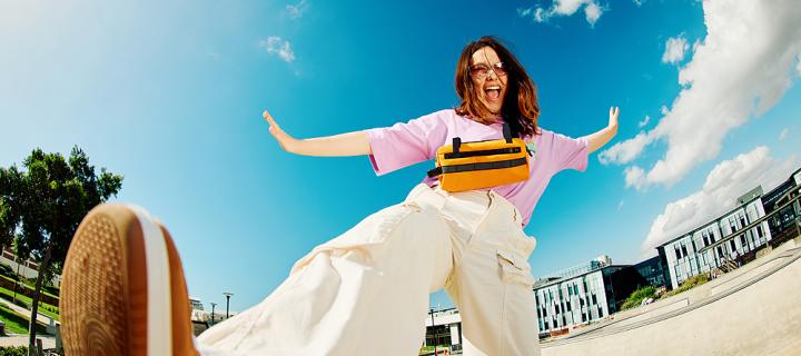 Une jeune fille de 18 ans exhibe ses baskets en dansant