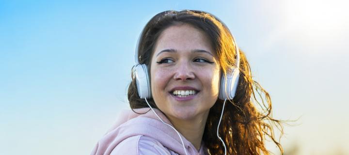 Een 18-jarig meisje met hoofdtelefoon geniet van haar zelfstandigheid