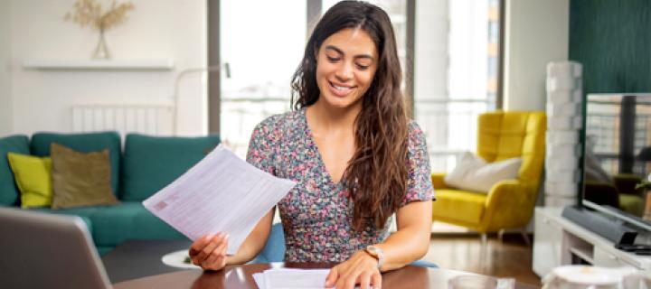 Une jeune femme examine les possibilités de demander une prime