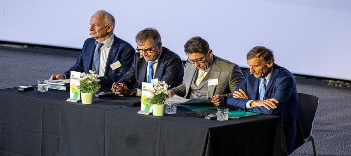 De directie van CrelanCo stelt de vernieuwde statuten voor
