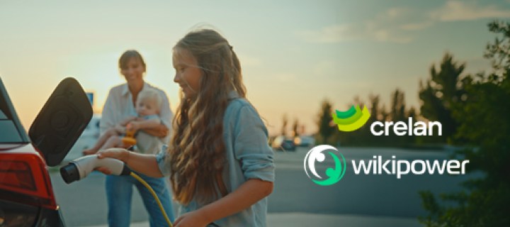 Une jeune fille charge une voiture électrique