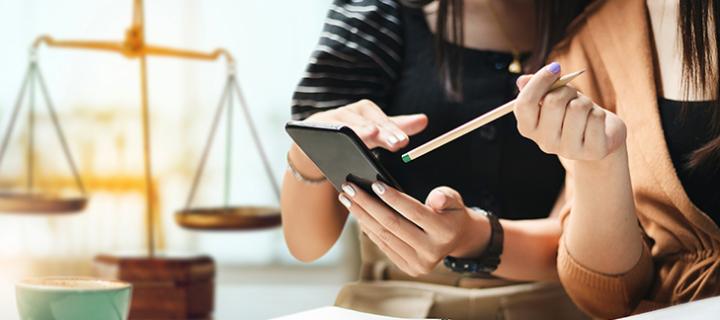 Un jeune couple vérifie ses calculs sur un smartphone