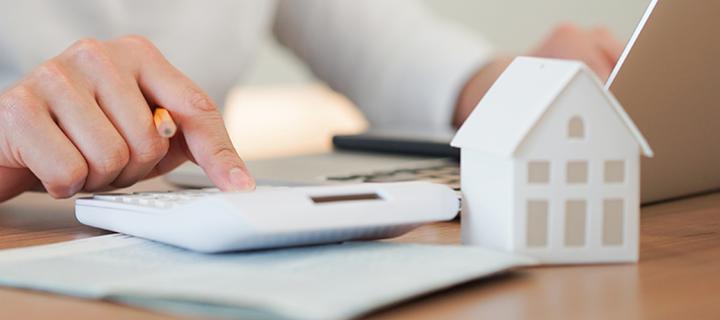 Un jeune homme calcule ses dépenses
