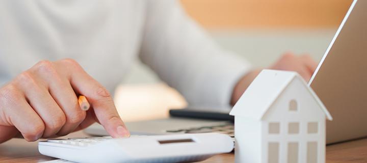 Un jeune homme calcule ses dépenses