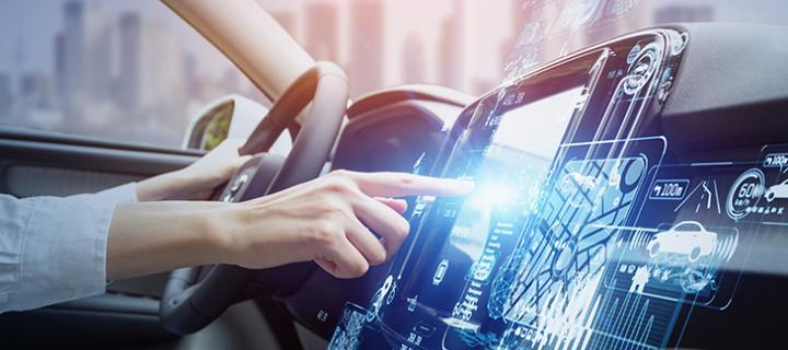 Een vrouw gebruikt het display van haar elektrische auto